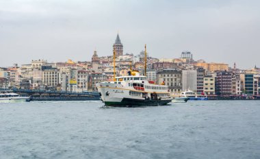 Türkiye'de Müslüman mimarisi ve su taşıma - güzel manzara turistik yerlerinden denizden Boğaz üzerinde yolculuk. Cityscape gün batımında - Istanbul 'un eski Camii ve Türk vapurlar, görüntülemek Haliç '.