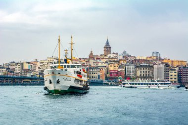 Türkiye'de Müslüman mimarisi ve su taşıma - güzel manzara turistik yerlerinden denizden Boğaz üzerinde yolculuk. Cityscape gün batımında - Istanbul 'un eski Camii ve Türk vapurlar, görüntülemek Haliç '.
