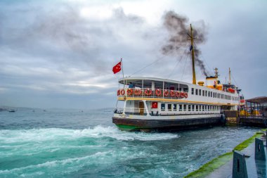 Türkiye'de Müslüman mimarisi ve su taşıma - güzel manzara turistik yerlerinden denizden Boğaz üzerinde yolculuk. Cityscape gün batımında - Istanbul 'un eski Camii ve Türk vapurlar, görüntülemek Haliç '.
