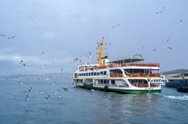 Türkiye'de Müslüman mimarisi ve su taşıma - güzel manzara turistik yerlerinden denizden Boğaz üzerinde yolculuk. Cityscape gün batımında - Istanbul 'un eski Camii ve Türk vapurlar, görüntülemek Haliç '.