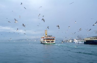 Türkiye'de Müslüman mimarisi ve su taşıma - güzel manzara turistik yerlerinden denizden Boğaz üzerinde yolculuk. Cityscape gün batımında - Istanbul 'un eski Camii ve Türk vapurlar, görüntülemek Haliç '.