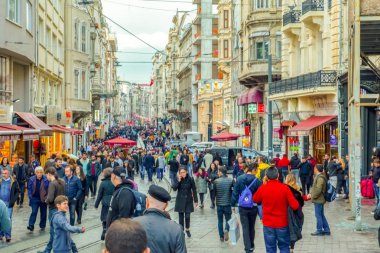 Akşam Taksim İstiklal Caddesi'nde nostaljik Kırmızı Tramvay. Taksim İstiklal Caddesi İstanbul'un popüler destinasyonlarıdır. Beyoğlu, Taksim, İstanbul. Türkiye.
