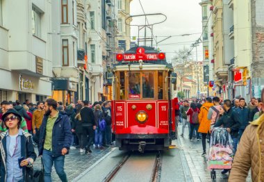 Akşam Taksim İstiklal Caddesi'nde nostaljik Kırmızı Tramvay. Taksim İstiklal Caddesi İstanbul'un popüler destinasyonlarıdır. Beyoğlu, Taksim, İstanbul. Türkiye.