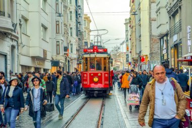 Akşam Taksim İstiklal Caddesi'nde nostaljik Kırmızı Tramvay. Taksim İstiklal Caddesi İstanbul'un popüler destinasyonlarıdır. Beyoğlu, Taksim, İstanbul. Türkiye.