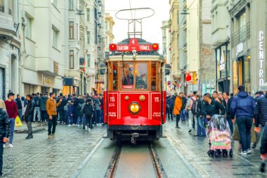 Akşam Taksim İstiklal Caddesi'nde nostaljik Kırmızı Tramvay. Taksim İstiklal Caddesi İstanbul'un popüler destinasyonlarıdır. Beyoğlu, Taksim, İstanbul. Türkiye.