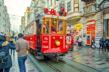 Akşam Taksim İstiklal Caddesi'nde nostaljik Kırmızı Tramvay. Taksim İstiklal Caddesi İstanbul'un popüler destinasyonlarıdır. Beyoğlu, Taksim, İstanbul. Türkiye.