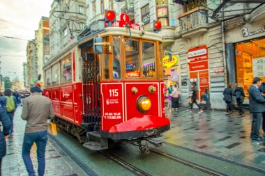 Akşam Taksim İstiklal Caddesi'nde nostaljik Kırmızı Tramvay. Taksim İstiklal Caddesi İstanbul'un popüler destinasyonlarıdır. Beyoğlu, Taksim, İstanbul. Türkiye.