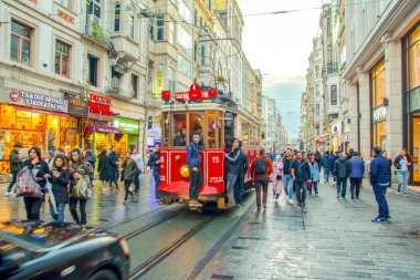 Akşam Taksim İstiklal Caddesi'nde nostaljik Kırmızı Tramvay. Taksim İstiklal Caddesi İstanbul'un popüler destinasyonlarıdır. Beyoğlu, Taksim, İstanbul. Türkiye.