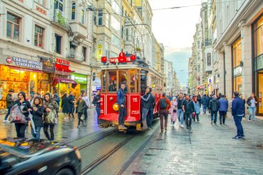 Akşam Taksim İstiklal Caddesi'nde nostaljik Kırmızı Tramvay. Taksim İstiklal Caddesi İstanbul'un popüler destinasyonlarıdır. Beyoğlu, Taksim, İstanbul. Türkiye.