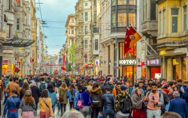 Akşam Taksim İstiklal Caddesi'nde nostaljik Kırmızı Tramvay. Taksim İstiklal Caddesi İstanbul'un popüler destinasyonlarıdır. Beyoğlu, Taksim, İstanbul. Türkiye.