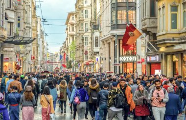 Akşam Taksim İstiklal Caddesi'nde nostaljik Kırmızı Tramvay. Taksim İstiklal Caddesi İstanbul'un popüler destinasyonlarıdır. Beyoğlu, Taksim, İstanbul. Türkiye.