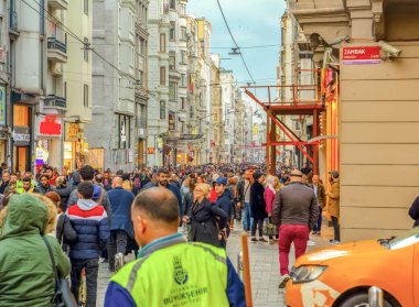 Akşam Taksim İstiklal Caddesi'nde nostaljik Kırmızı Tramvay. Taksim İstiklal Caddesi İstanbul'un popüler destinasyonlarıdır. Beyoğlu, Taksim, İstanbul. Türkiye.