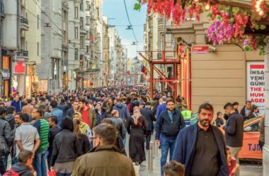 Akşam Taksim İstiklal Caddesi'nde nostaljik Kırmızı Tramvay. Taksim İstiklal Caddesi İstanbul'un popüler destinasyonlarıdır. Beyoğlu, Taksim, İstanbul. Türkiye.