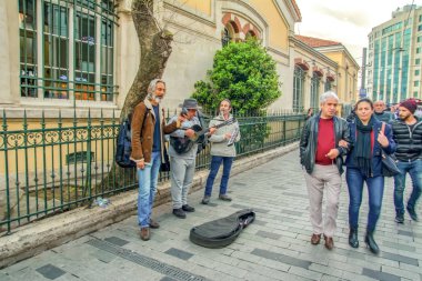 İstanbul, Türkiye 03 Nisan 2019: İstiklal Caddesi,Beyoğlu, İstanbul'da enstrümanlarıyla performans sergileyen sokak müzisyenleri. Cadde her iki yerli için de en popüler cazibe spotbiridir