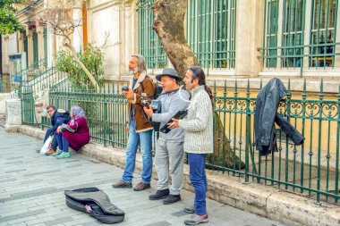 İstanbul, Türkiye 03 Nisan 2019: İstiklal Caddesi,Beyoğlu, İstanbul'da enstrümanlarıyla performans sergileyen sokak müzisyenleri. Cadde her iki yerli için de en popüler cazibe spotbiridir