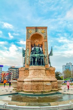 İstanbul, Türkiye 09 Nisan 2019: İstanbul'da Taksim meydanı . Taksim İstiklal Caddesi İstanbul'un popüler turizm merkezlerinden biridir.