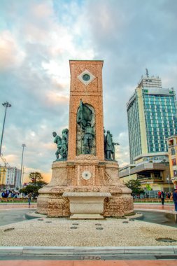 İstanbul, Türkiye 09 Nisan 2019: İstanbul'da Taksim meydanı . Taksim İstiklal Caddesi İstanbul'un popüler turizm merkezlerinden biridir.
