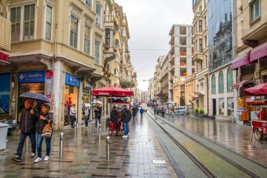 Akşam Taksim İstiklal Caddesi'nde nostaljik Kırmızı Tramvay. Taksim İstiklal Caddesi İstanbul'un popüler destinasyonlarıdır. Beyoğlu, Taksim, İstanbul. Türkiye.