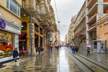 Akşam Taksim İstiklal Caddesi'nde nostaljik Kırmızı Tramvay. Taksim İstiklal Caddesi İstanbul'un popüler destinasyonlarıdır. Beyoğlu, Taksim, İstanbul. Türkiye.