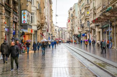 Akşam Taksim İstiklal Caddesi'nde nostaljik Kırmızı Tramvay. Taksim İstiklal Caddesi İstanbul'un popüler destinasyonlarıdır. Beyoğlu, Taksim, İstanbul. Türkiye.