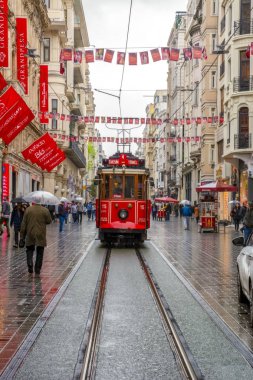 Akşam Taksim İstiklal Caddesi'nde nostaljik Kırmızı Tramvay. Taksim İstiklal Caddesi İstanbul'un popüler destinasyonlarıdır. Beyoğlu, Taksim, İstanbul. Türkiye.