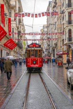 Akşam Taksim İstiklal Caddesi'nde nostaljik Kırmızı Tramvay. Taksim İstiklal Caddesi İstanbul'un popüler destinasyonlarıdır. Beyoğlu, Taksim, İstanbul. Türkiye.