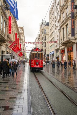 Akşam Taksim İstiklal Caddesi'nde nostaljik Kırmızı Tramvay. Taksim İstiklal Caddesi İstanbul'un popüler destinasyonlarıdır. Beyoğlu, Taksim, İstanbul. Türkiye.