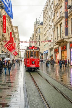 Akşam Taksim İstiklal Caddesi'nde nostaljik Kırmızı Tramvay. Taksim İstiklal Caddesi İstanbul'un popüler destinasyonlarıdır. Beyoğlu, Taksim, İstanbul. Türkiye.