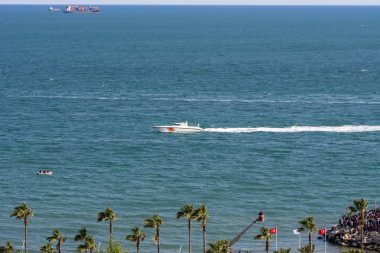 Mersin, Türkiye - 23 Nisan 2019: Sahil Güvenlik devriye botu kurtarmaya koştu. 