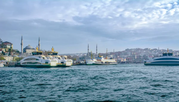 Istanbul Türkei April 2019 Muslimische Architektur Und Wassertransport Der Türkei — Stockfoto