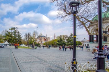 İstanbul Türkiye 04 Nisan 2019: Ayasofya, İstanbul Sultan Ahmet Meydanı'nda lale ve çeşmenin arkasında görülüyor