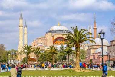İstanbul Türkiye 04 Nisan 2019: Ayasofya, İstanbul Sultan Ahmet Meydanı'nda lale ve çeşmenin arkasında görülüyor