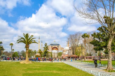 İstanbul Türkiye 04 Nisan 2019: Ayasofya, İstanbul Sultan Ahmet Meydanı'nda lale ve çeşmenin arkasında görülüyor