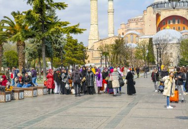 İstanbul Türkiye 04 Nisan 2019: Ayasofya, İstanbul Sultan Ahmet Meydanı'nda lale ve çeşmenin arkasında görülüyor