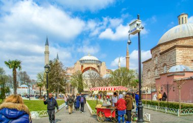 İstanbul Türkiye 04 Nisan 2019: Ayasofya, İstanbul Sultan Ahmet Meydanı'nda lale ve çeşmenin arkasında görülüyor