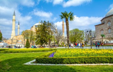 İstanbul Türkiye 04 Nisan 2019: Ayasofya, İstanbul Sultan Ahmet Meydanı'nda lale ve çeşmenin arkasında görülüyor