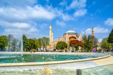 İstanbul Türkiye 04 Nisan 2019: Ayasofya, İstanbul Sultan Ahmet Meydanı'nda lale ve çeşmenin arkasında görülüyor