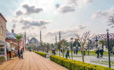 İstanbul Türkiye 04 Nisan 2019: Ayasofya, İstanbul Sultan Ahmet Meydanı'nda lale ve çeşmenin arkasında görülüyor