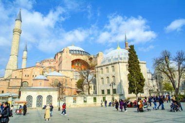 İstanbul Türkiye 04 Nisan 2019: Ayasofya, İstanbul Sultan Ahmet Meydanı'nda lale ve çeşmenin arkasında görülüyor
