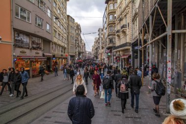 İstanbul, Türkiye 03 Nisan 2019: Akşam taksim İstiklal Caddesi'nde nostaljik Kırmızı Tramvay. Taksim İstiklal Caddesi İstanbul'un popüler destinasyonlarıdır. Beyoğlu, Taksim, İstanbul. Türkiye.