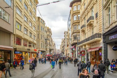 İstanbul, Türkiye 03 Nisan 2019: Akşam taksim İstiklal Caddesi'nde nostaljik Kırmızı Tramvay. Taksim İstiklal Caddesi İstanbul'un popüler destinasyonlarıdır. Beyoğlu, Taksim, İstanbul. Türkiye.