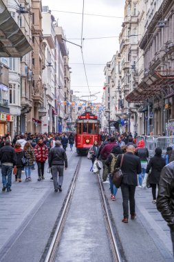 İstanbul, Türkiye 03 Nisan 2019: Akşam taksim İstiklal Caddesi'nde nostaljik Kırmızı Tramvay. Taksim İstiklal Caddesi İstanbul'un popüler destinasyonlarıdır. Beyoğlu, Taksim, İstanbul. Türkiye.
