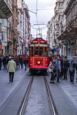 İstanbul, Türkiye 03 Nisan 2019: Akşam taksim İstiklal Caddesi'nde nostaljik Kırmızı Tramvay. Taksim İstiklal Caddesi İstanbul'un popüler destinasyonlarıdır. Beyoğlu, Taksim, İstanbul. Türkiye.