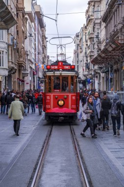 İstanbul, Türkiye 03 Nisan 2019: Akşam taksim İstiklal Caddesi'nde nostaljik Kırmızı Tramvay. Taksim İstiklal Caddesi İstanbul'un popüler destinasyonlarıdır. Beyoğlu, Taksim, İstanbul. Türkiye.