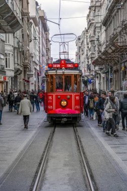 İstanbul, Türkiye 03 Nisan 2019: Akşam taksim İstiklal Caddesi'nde nostaljik Kırmızı Tramvay. Taksim İstiklal Caddesi İstanbul'un popüler destinasyonlarıdır. Beyoğlu, Taksim, İstanbul. Türkiye.