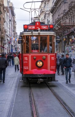 İstanbul, Türkiye 03 Nisan 2019: Akşam taksim İstiklal Caddesi'nde nostaljik Kırmızı Tramvay. Taksim İstiklal Caddesi İstanbul'un popüler destinasyonlarıdır. Beyoğlu, Taksim, İstanbul. Türkiye.