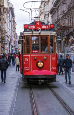 İstanbul, Türkiye 03 Nisan 2019: Akşam taksim İstiklal Caddesi'nde nostaljik Kırmızı Tramvay. Taksim İstiklal Caddesi İstanbul'un popüler destinasyonlarıdır. Beyoğlu, Taksim, İstanbul. Türkiye.