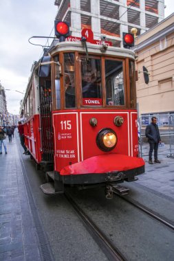 İstanbul, Türkiye 03 Nisan 2019: Akşam taksim İstiklal Caddesi'nde nostaljik Kırmızı Tramvay. Taksim İstiklal Caddesi İstanbul'un popüler destinasyonlarıdır. Beyoğlu, Taksim, İstanbul. Türkiye.