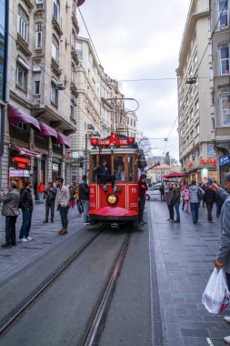 İstanbul, Türkiye 03 Nisan 2019: Akşam taksim İstiklal Caddesi'nde nostaljik Kırmızı Tramvay. Taksim İstiklal Caddesi İstanbul'un popüler destinasyonlarıdır. Beyoğlu, Taksim, İstanbul. Türkiye.