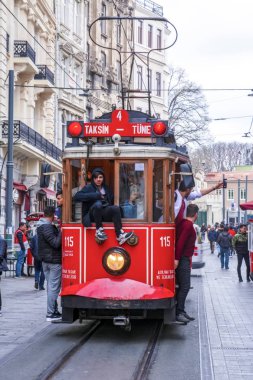 İstanbul, Türkiye 03 Nisan 2019: Akşam taksim İstiklal Caddesi'nde nostaljik Kırmızı Tramvay. Taksim İstiklal Caddesi İstanbul'un popüler destinasyonlarıdır. Beyoğlu, Taksim, İstanbul. Türkiye.